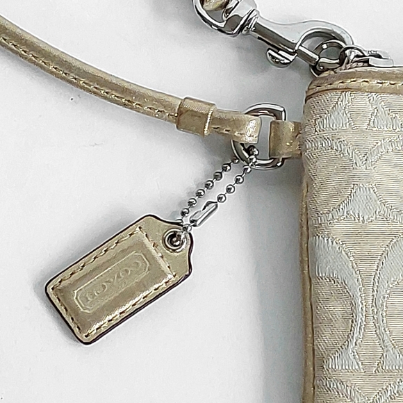 NWOT Coach Beige/Cream Signature With Gold Leather Trim Wristlet - Picture 3 of 8